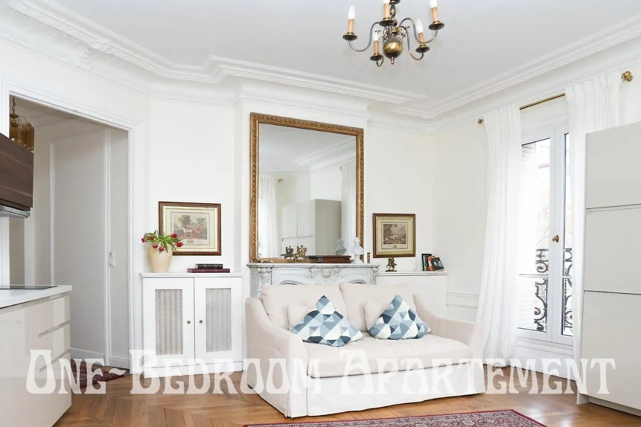 Eiffel Tower View Bed & Breakfast *